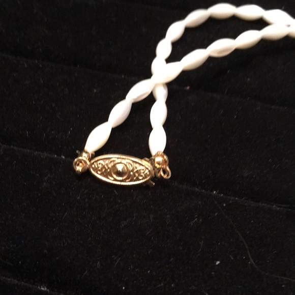 NWOT Mother of Pearl-like choker necklace and matching bracelet - Picture 6 of 7